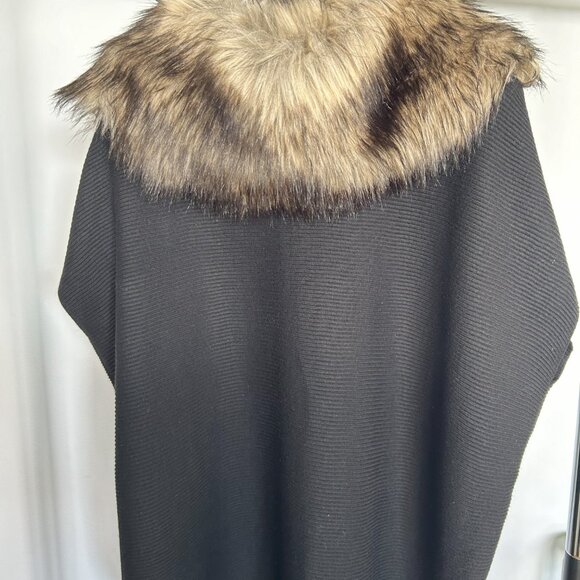 Michael Kors - Two classic ponchos with interchangeable faux-fur trim hood - Picture 6 of 7